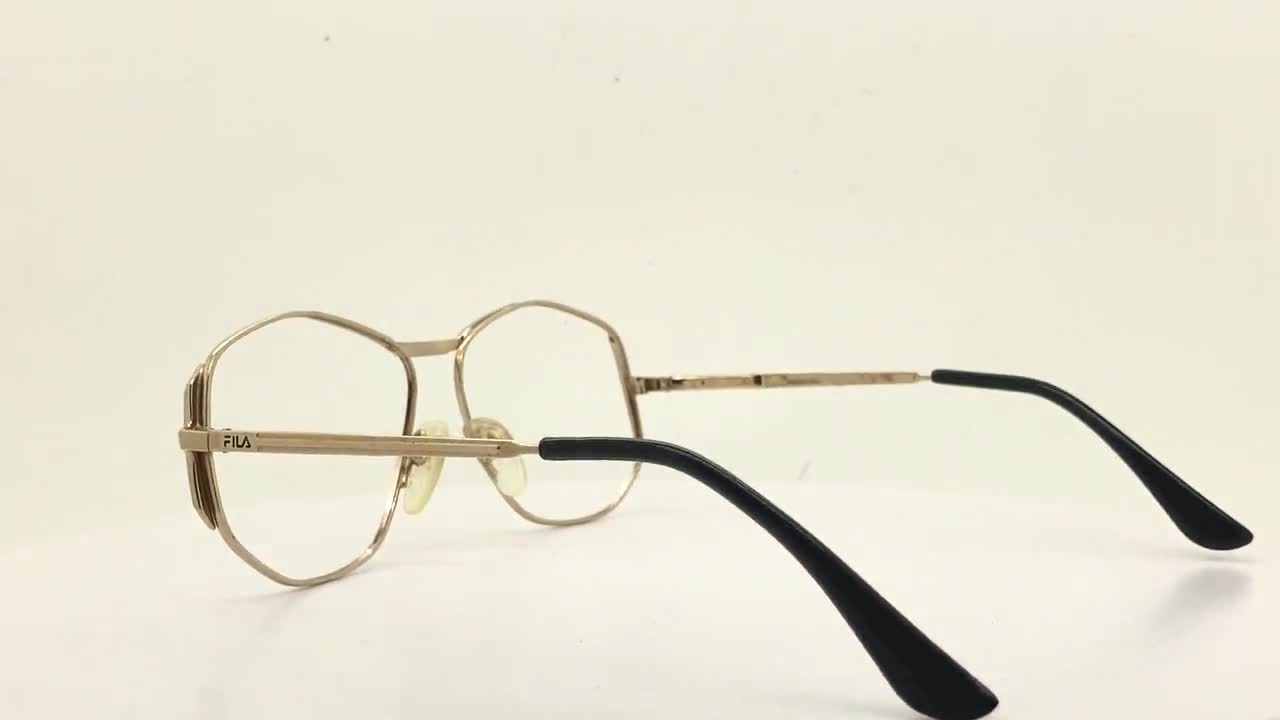 Gafas Fila hexagonales vintage de los años 80. Montura óptica estilizada, angular y de seis lados. Gafas graduadas para hombre. video poster