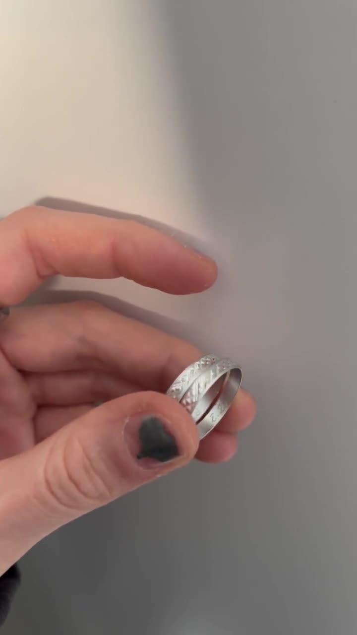 Anillo de aluminio con grabado y corte facetado – inoxidable e hipoalergénico | Joyería minimalista unisex | Personalizado video poster