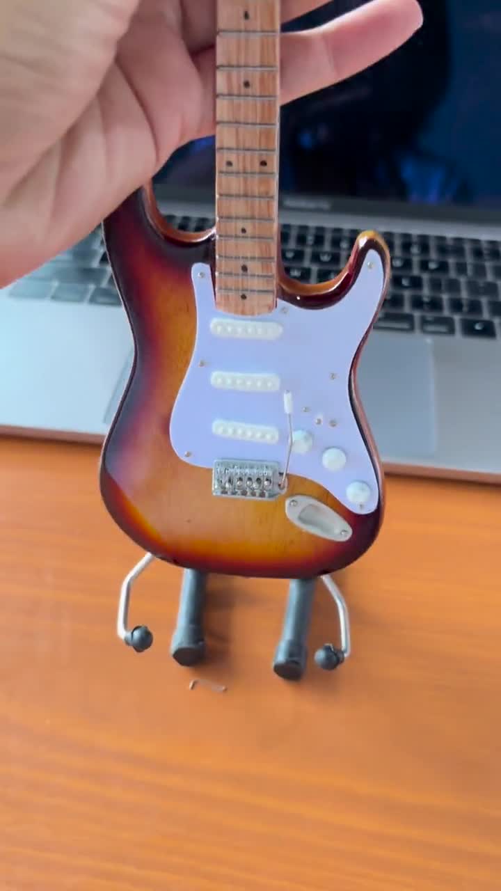 Guitarra Sunburst en miniatura hecha a mano: 25 cm, estilo Fender, de madera de caoba, con soporte. video poster