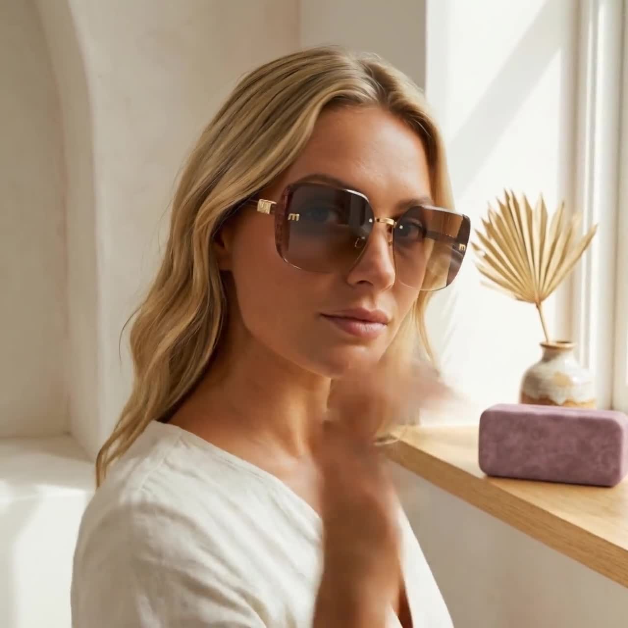 Damsolglasögon med fyrkantig båge och UV400-bågar, moderiktiga bilglasögon video poster