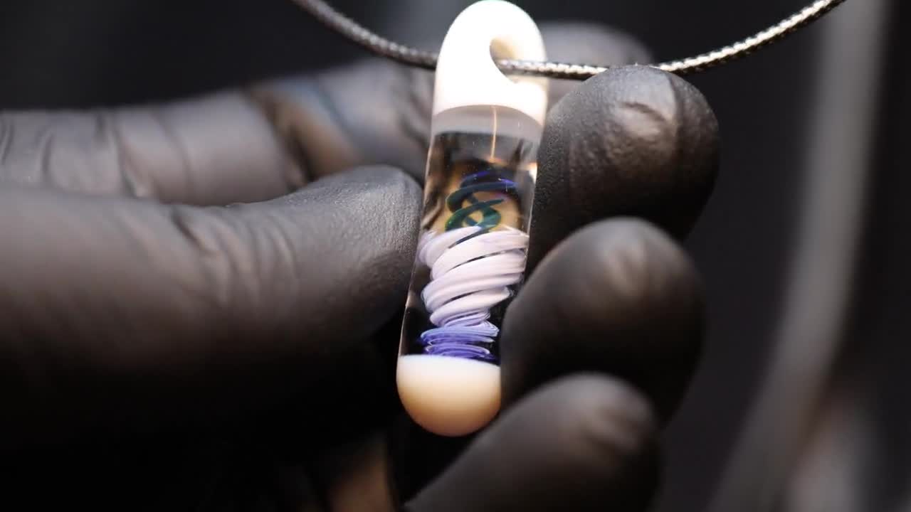 Blauer Tornado Vape Wagen aus Borosilikatglas handgefertigt. Kommt mit  Halskette und Box