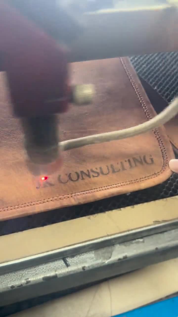 Diario wiccano de cuero con pentagrama y gema - Libro de las Sombras de cuero negro - Libro de hechizos en relieve - Regalo gótico para mujeres y hombres video poster