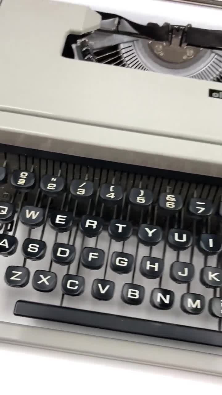 Olivetti Dora Macchina da scrivere vintage Nuovo nastro nero e rosso -   Italia