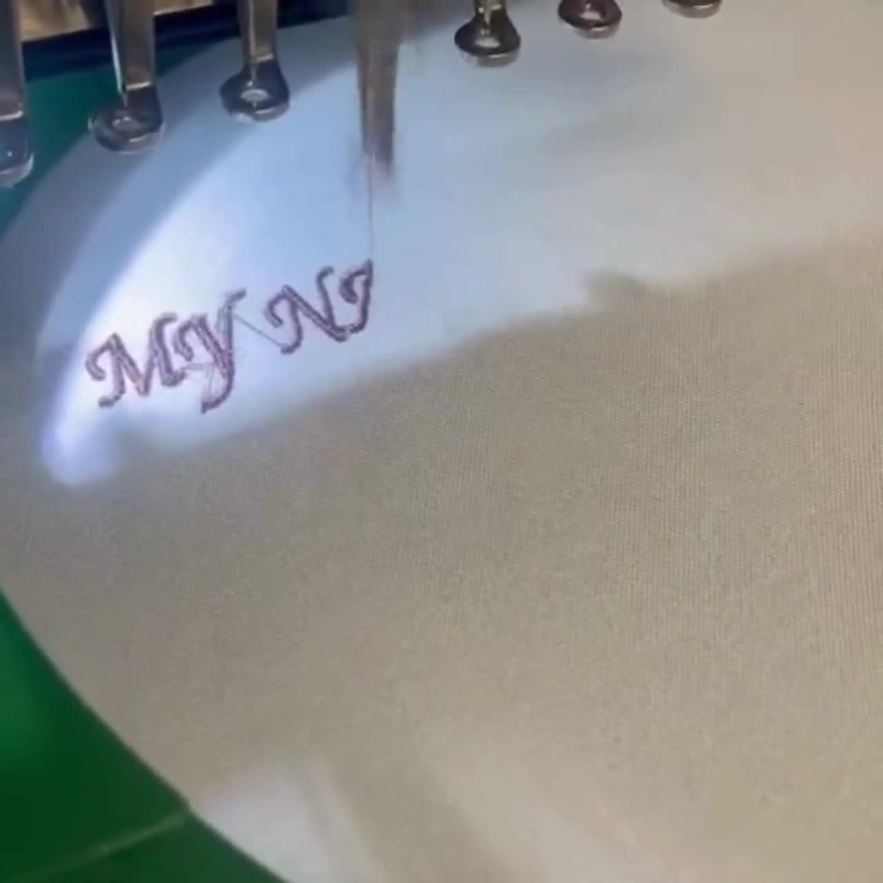 Sudadera bordada de Mickey Mouse, camiseta bordada de Disneyland, regalo para fans de Disney, Mickey clásico de Disney, sudadera para viajes a Disney video poster