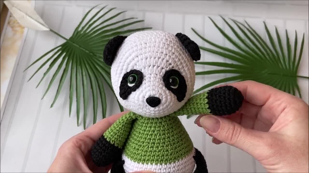 Dr. Panda Häkelanleitung Amigurumi Panda Plüschtier, gehäkeltes