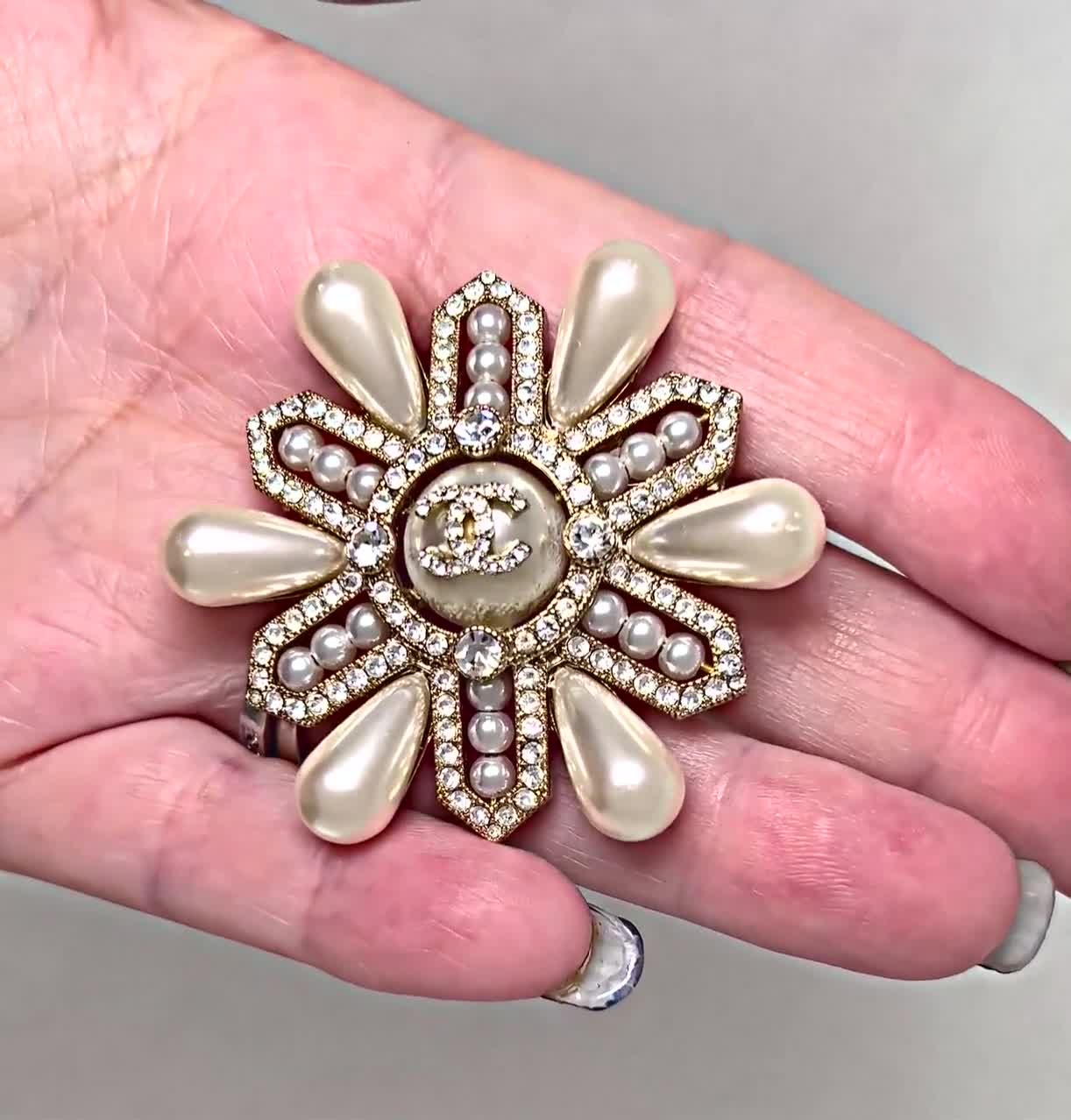【時を刻む美】【CHANEL】Brooch l Diamantes Brooch - Metal & diamantés, gold & crystal — Fashion | CHANEL