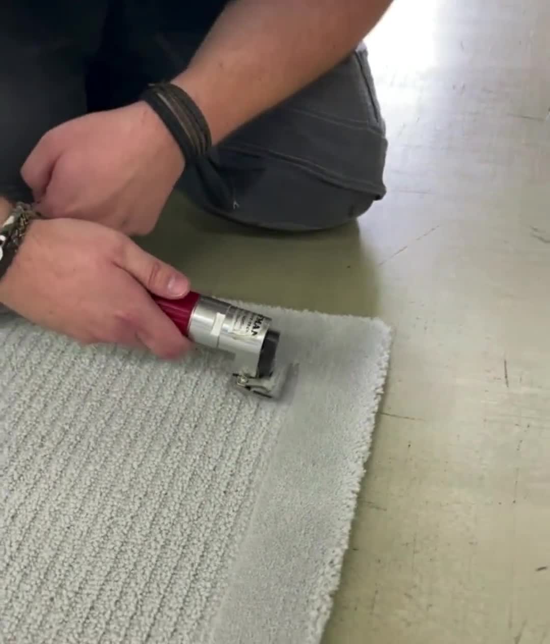 Pneumatic air driven carpet cutter