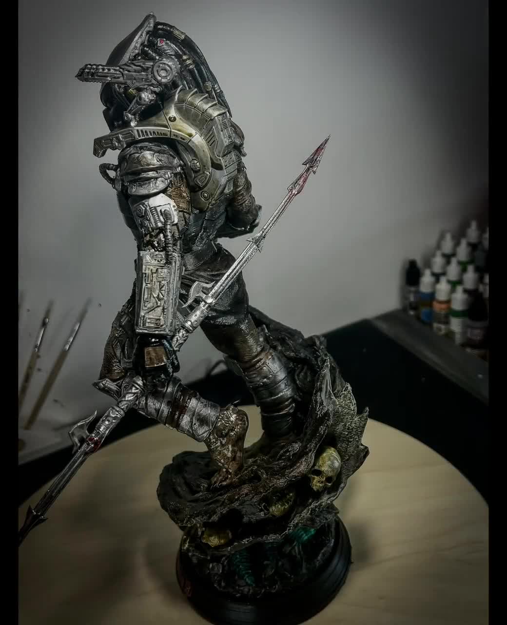 Handcrafted Predator Figurine – 35 Cm Tall – Detailed Sci-fi