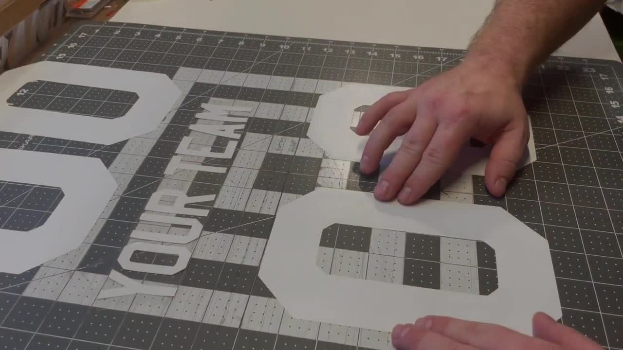 Camiseta de fútbol negra personalizada, opciones personalizadas, nombres, números, 1 o 2 colores, logotipo y números en las mangas. video poster