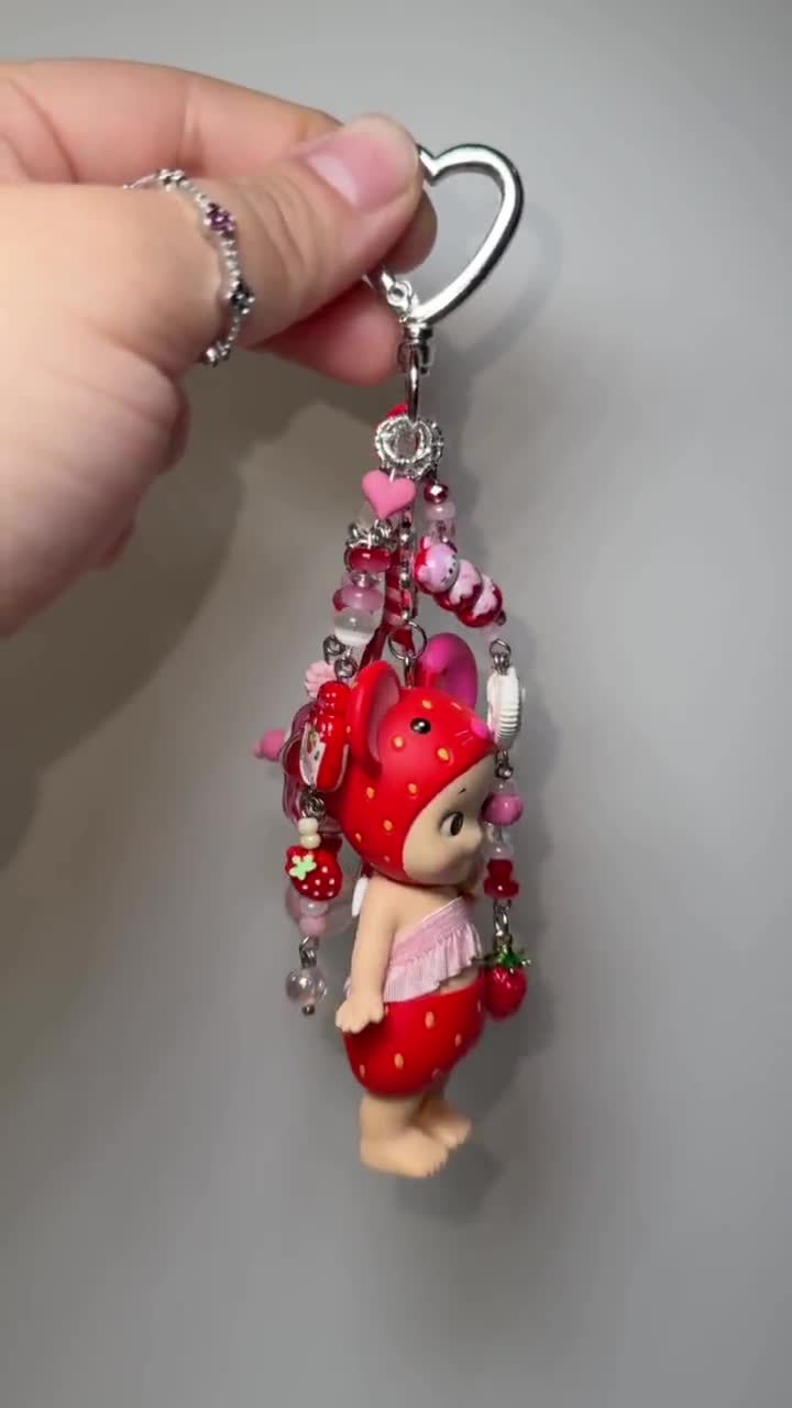 Llavero/dije para bolso con diseño de fresa de Sonny Angel video poster