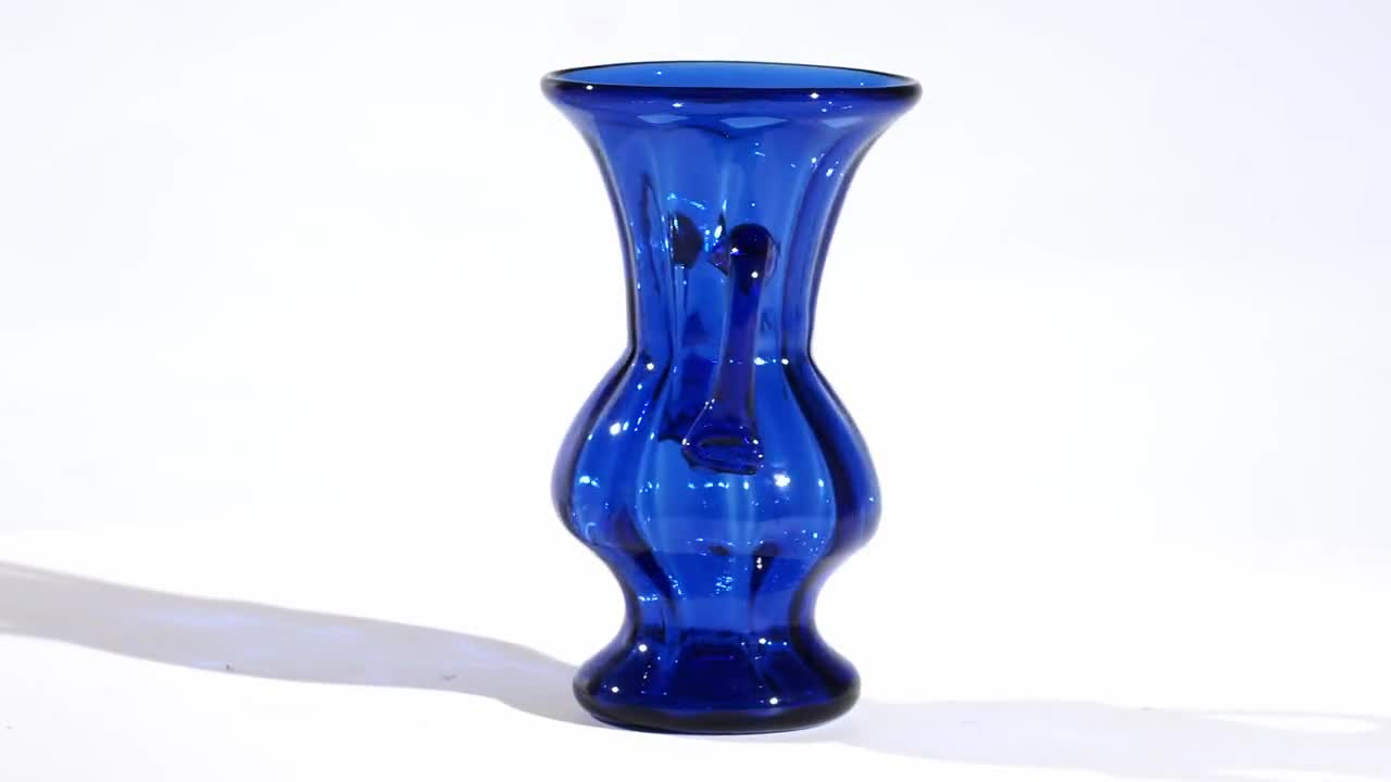 15cmの青い手吹きガラスの花瓶、ヴィドリアス・ゴルディオラ作