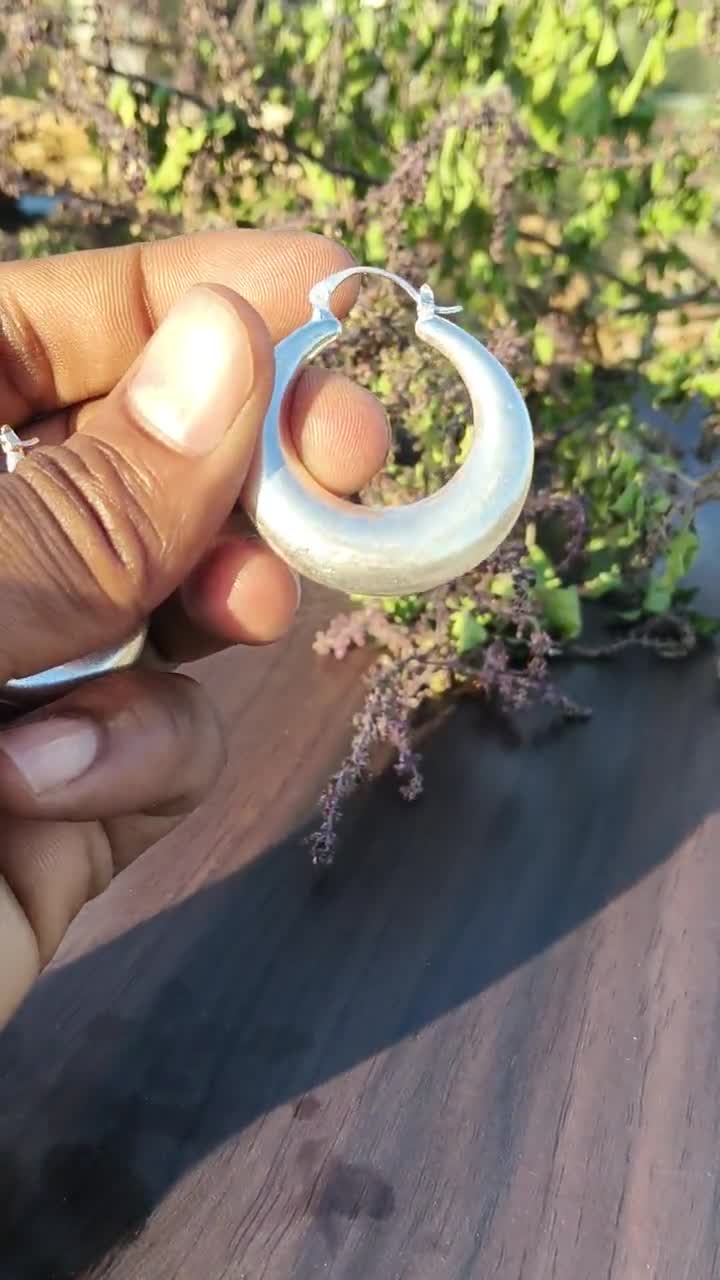 Aros de plata macizos - Aros de plata de ley 925 con forma de cúpula - Regalo minimalista para mujer video poster