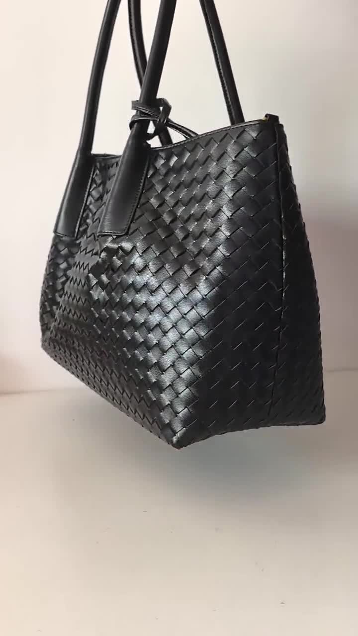 Bolso tote de piel de oveja trenzada y tejido a mano: bolso de viaje de gran capacidad video poster