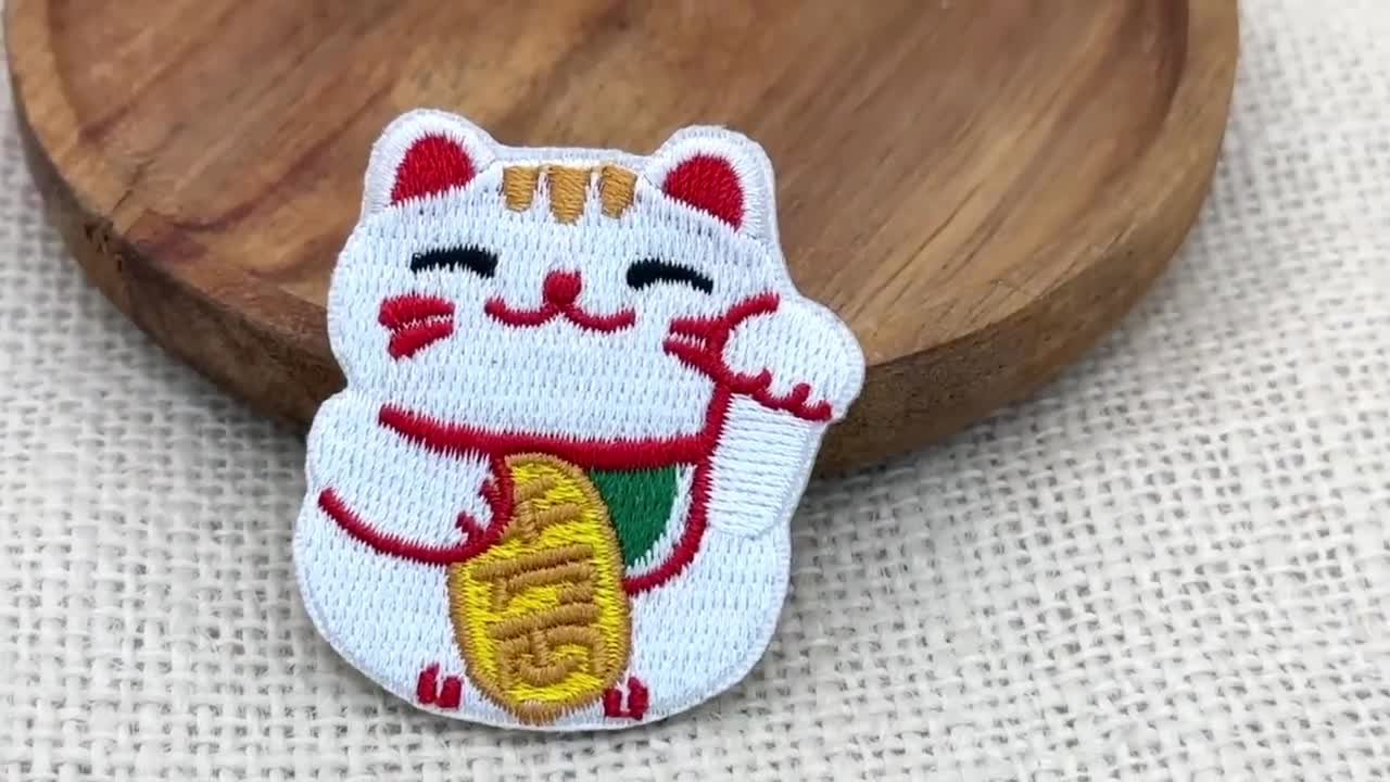 招き猫のワッペン：刺繍入りアイロン接着アップリケ - Etsy 日本