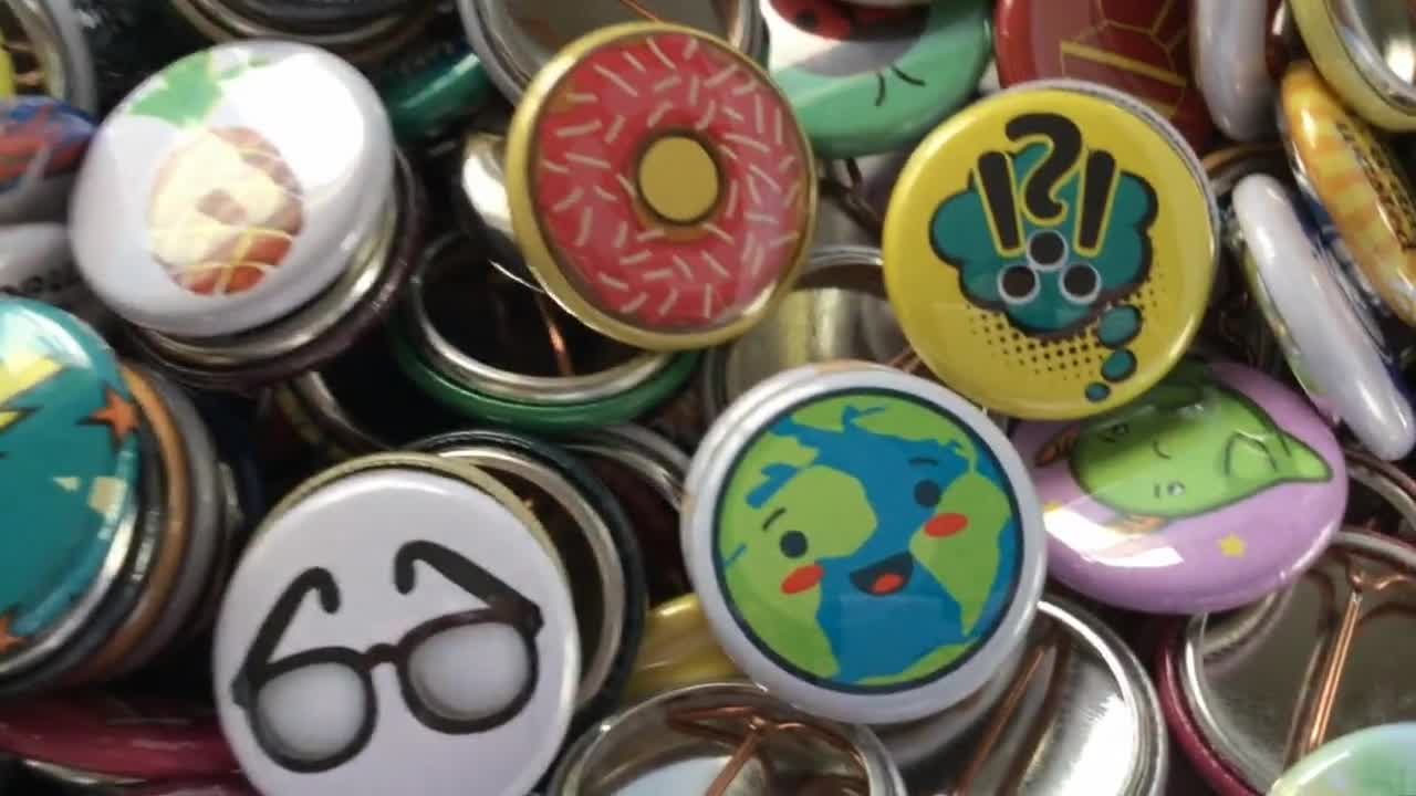 Random Buttons Pins Mix