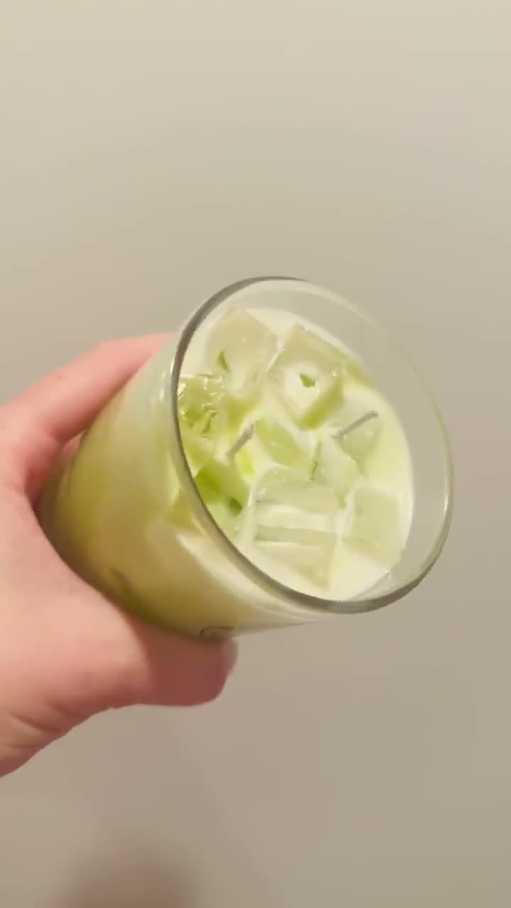 Matcha- und Bergamotte-Sojakerze – Eiskerze mit Gelwachs-Eiswürfeln, personalisierte Geschenkkerze, handgefertigtes Duftkerzen-Geschenk video poster