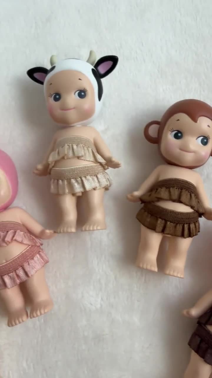 Ropa con volantes de Sonny Angel en tonos neutros video poster