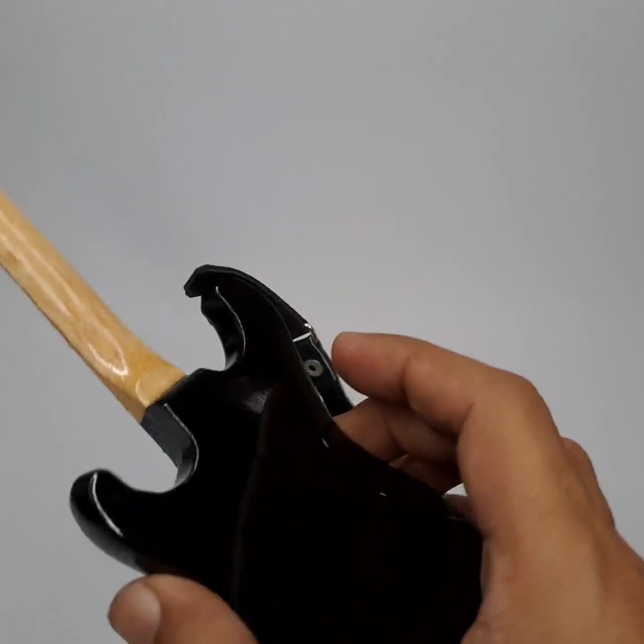 Miniatuurgitaar Stratocaster zwart wit schaal 1:4 | Replica mini elektrische gitaar handgemaakt | Gitarist Verjaardagscadeau Muziekrekinstrument video poster