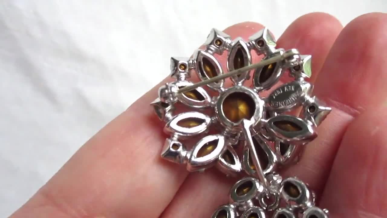 SCHREINER NEW YORK ヴィンテージブローチ　シュライナー　他2点 Vintage Signed Schreiner New York Brooch White Satin Glass