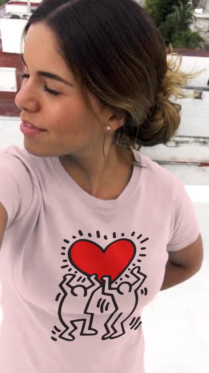 Camiseta gráfica "Love" inspirada en Keith Haring para mujer: Camiseta de arte icónico video poster