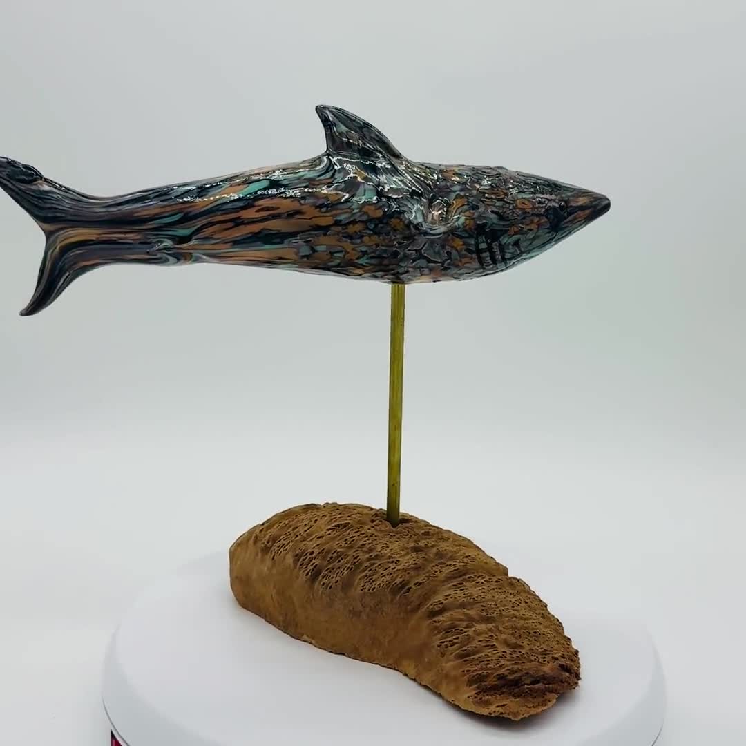 手吹きガラス - 木製ベース付きサメの彫刻 - エミリー・ラム作 - Etsy 日本