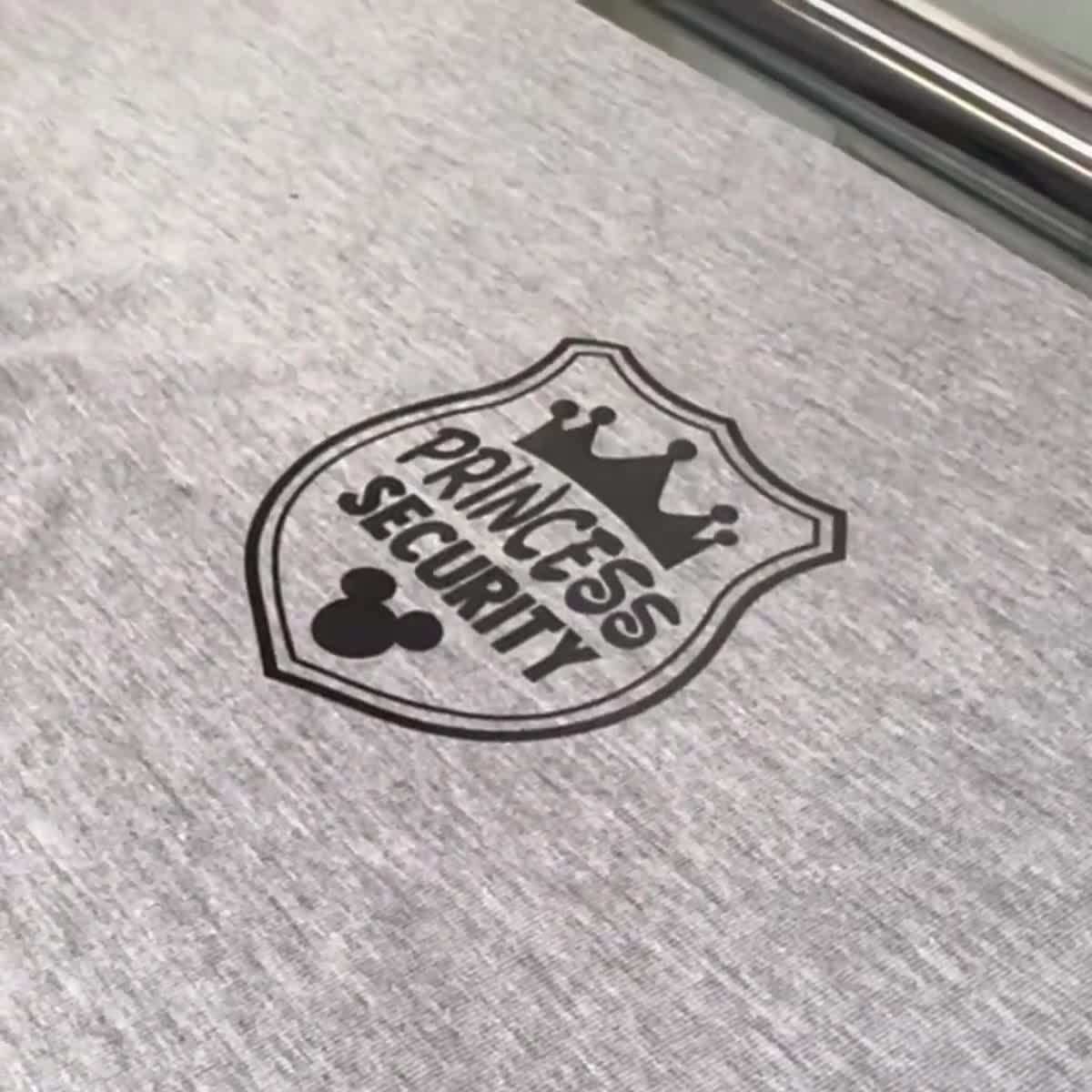 Camiseta personalizada de Disney con el ratón mamá y papá, sudadera de Minnie y Mickey, sudadera con capucha de la familia Disney, camiseta de Disneyland, regalo para mamá, regalo para papá video poster