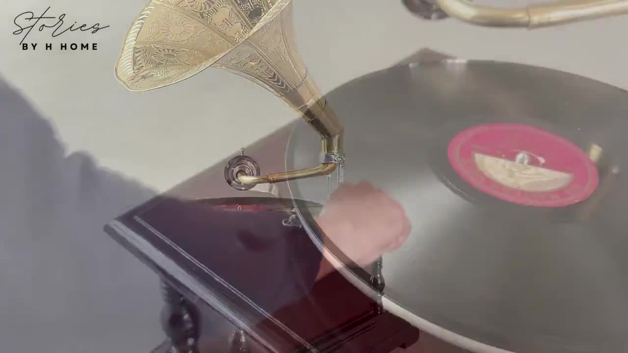 アンティーク調蓄音機：動作するシェラック製レコードプレーヤー、素朴