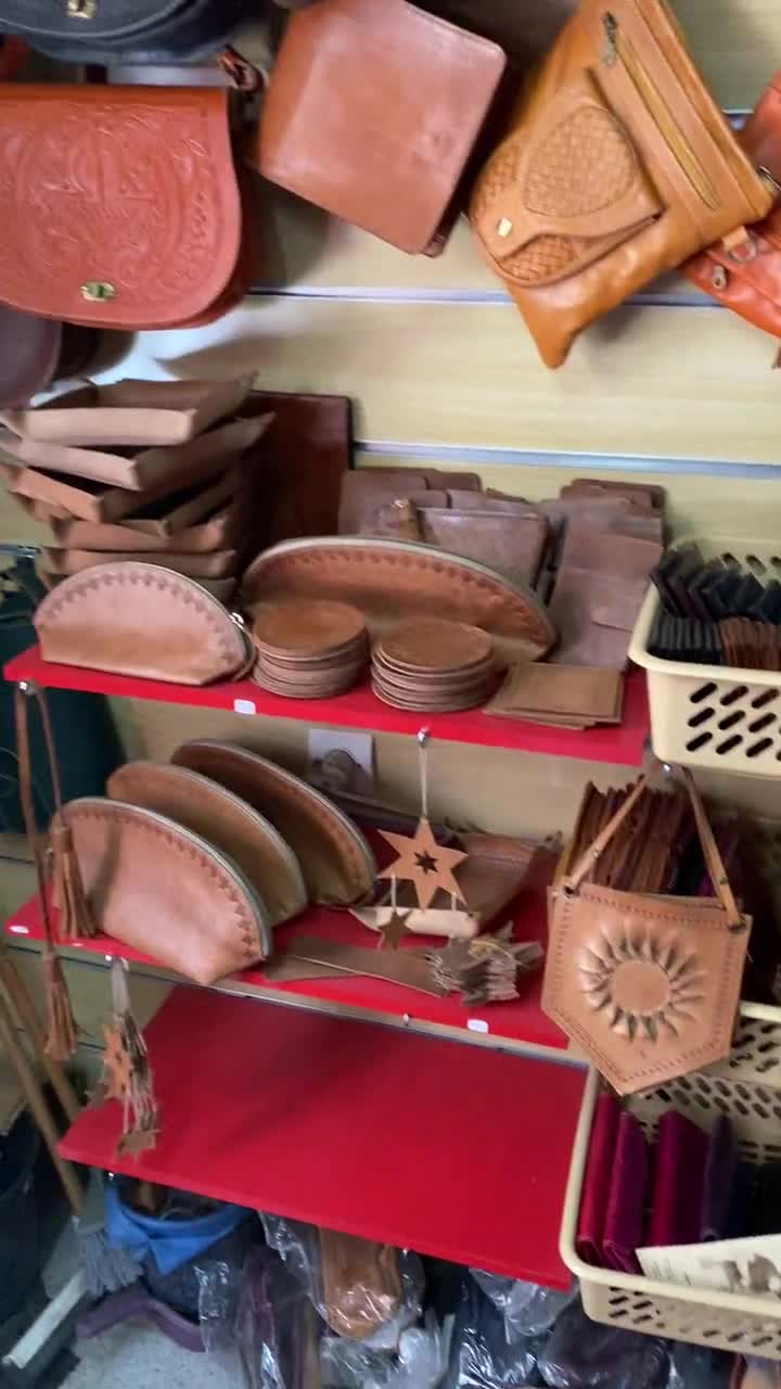 Bolso grande de cuero Atlas Market Tote / bolso de cuero marroquí de comercio justo, bolso de cuero para computadora portátil hecho a mano, regalo para su bolso de mujer video poster