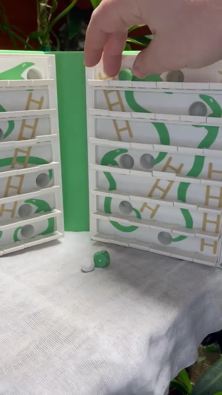 Playbook'D Ormar och stegar - Spel med vikbokstema video poster