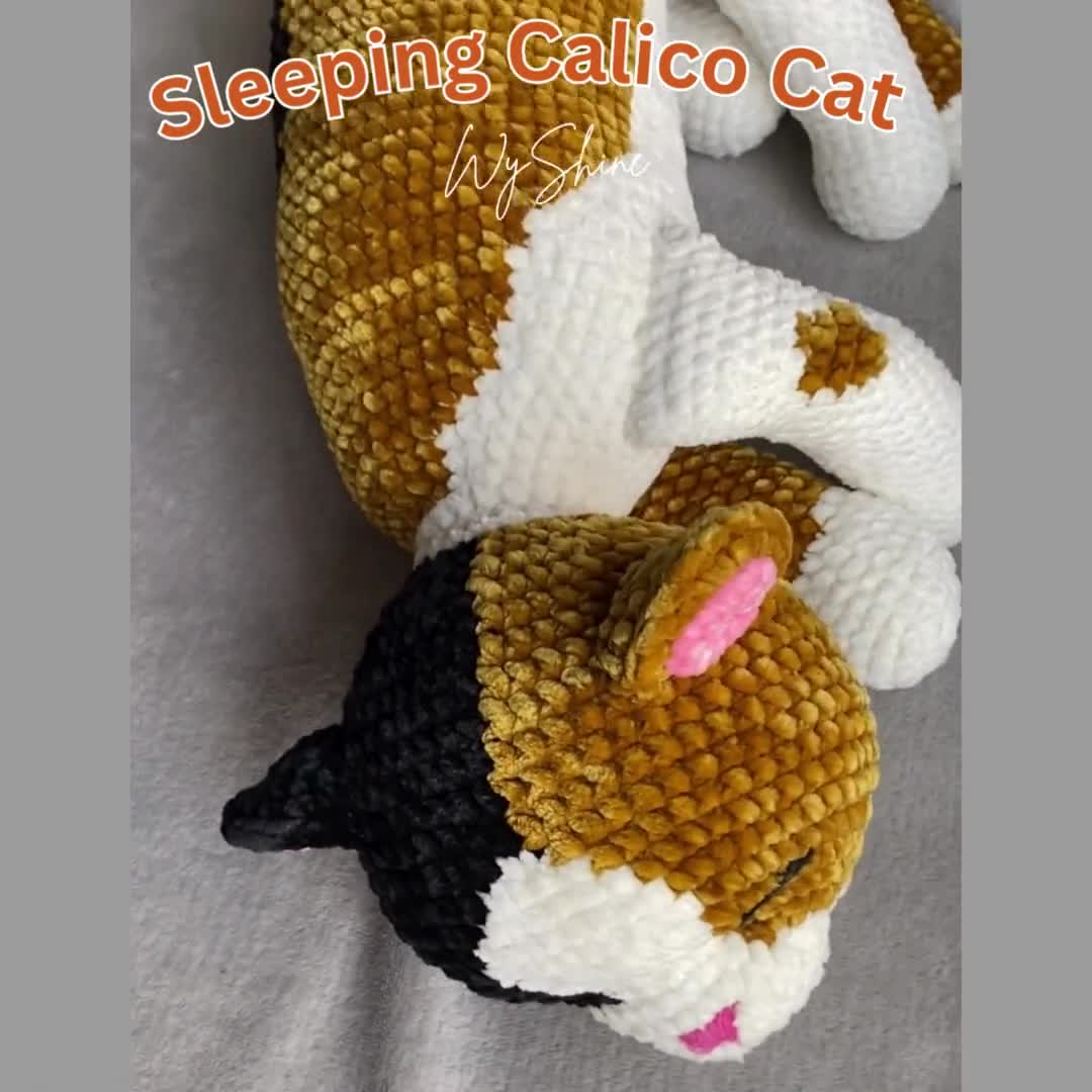 眠っている猫の編み図、かわいい子猫のあみぐるみパターン、抱きしめ