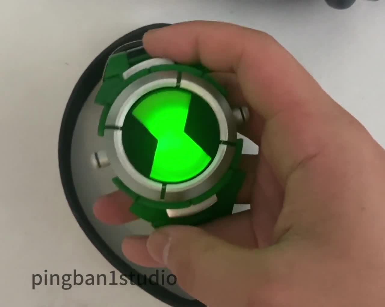 Why does the original omnitrix have two buttons and sometimes it doesn't? :  r/Ben10