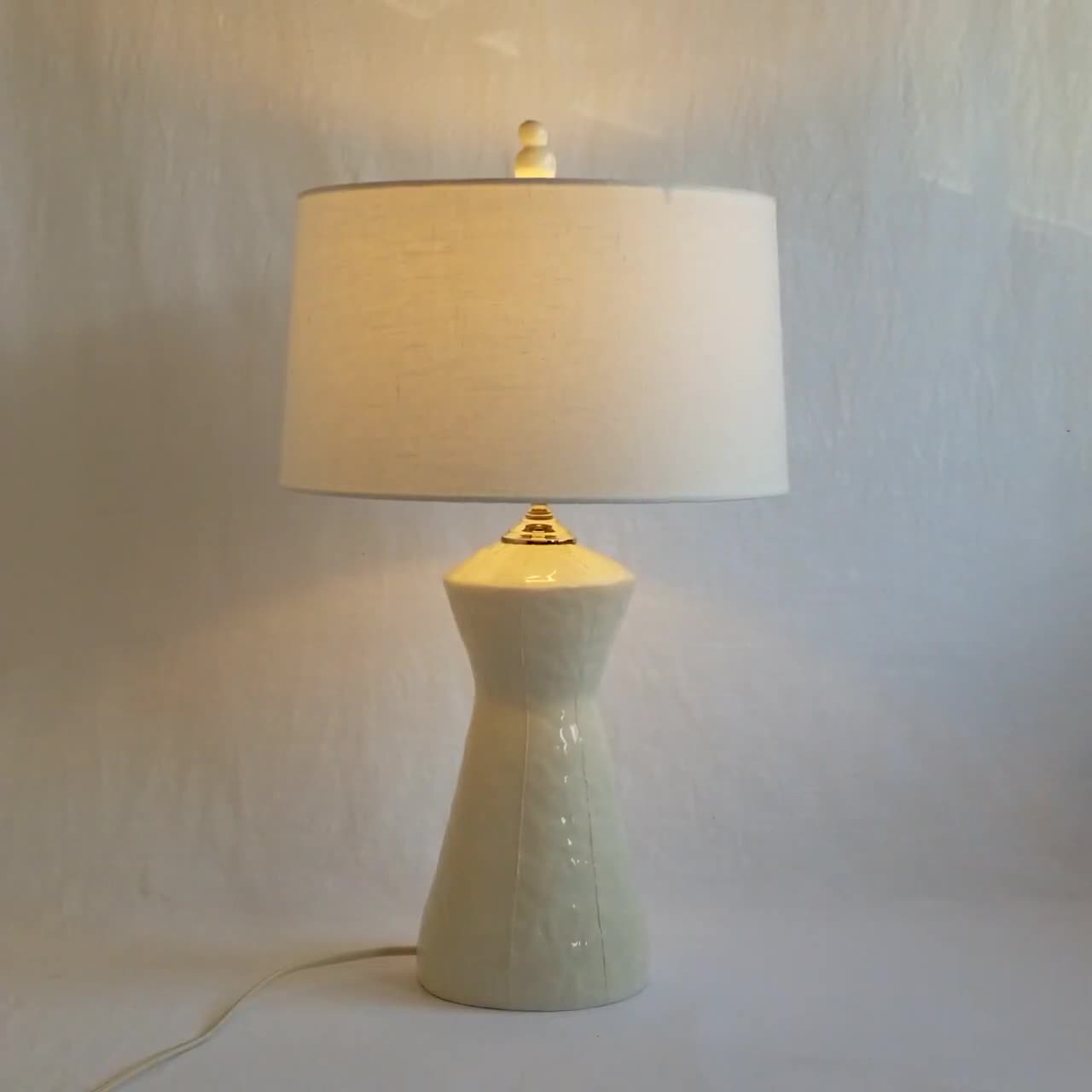 Lampada Alta con Torciglioni in Ceramica Decoro Bianco Antico