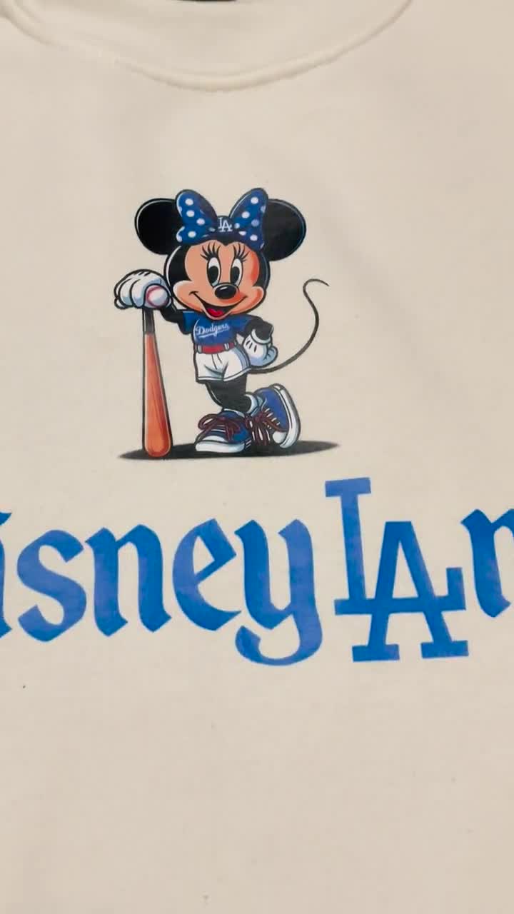 Sudadera de Minnie o Mickey LA, camiseta de Disney LA, regalo divertido para fanáticos del béisbol, camiseta deportiva de Disneyland video poster