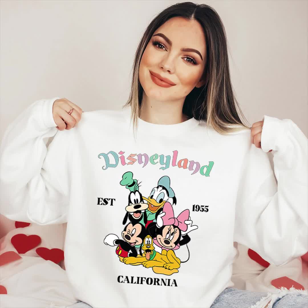 Sudadera vintage de Disneyland (1955), sudadera de Mickey y sus amigos de California, suéter con castillo de Disney en tonos pastel, atuendo de parque mágico. video poster