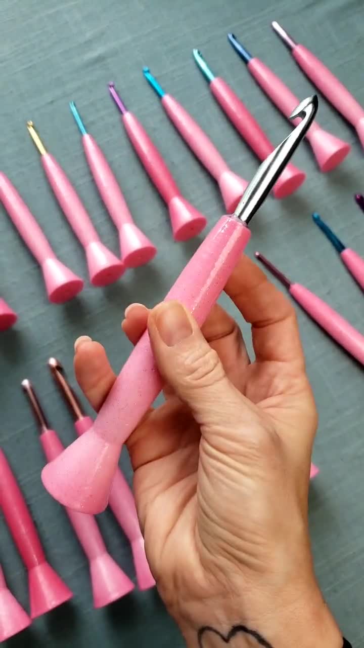 9mm Ergonomic Crochet Hook, 3D Printed Hybrid Inline Style Susan Bates  Brand Metal Hook, Pink Ombre Edition, Gift for Crocheter 