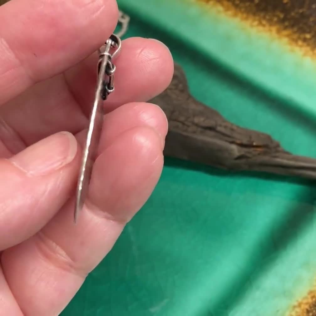 Collier pointe de flèche martelée en argent sterling pour homme, pendentif croix sculpté à la main video poster