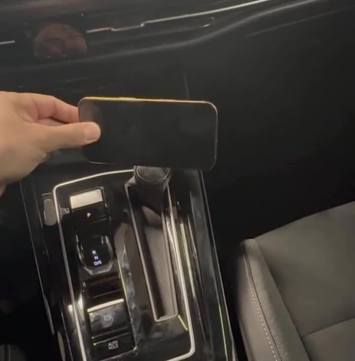 VWゴルフMK8/8.5/R/GTI用スマホホルダー - 純正品と同等のフィット感