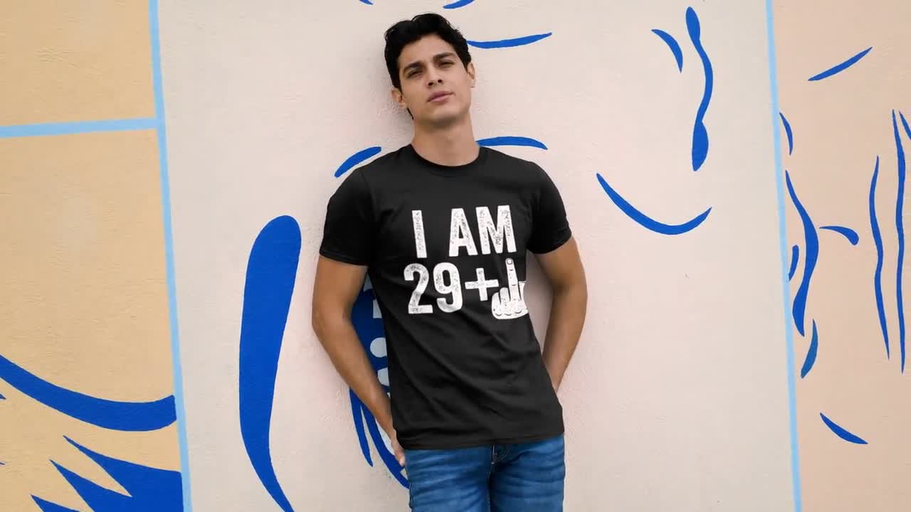 I Am 29 Plus T-shirt con dito medio Camicia unisex divertente 30 AF da uomo  per il 30 compleanno Scherzo nato nel 1994 Maglietta vintage regalo per la  festa di compleanno -  Italia
