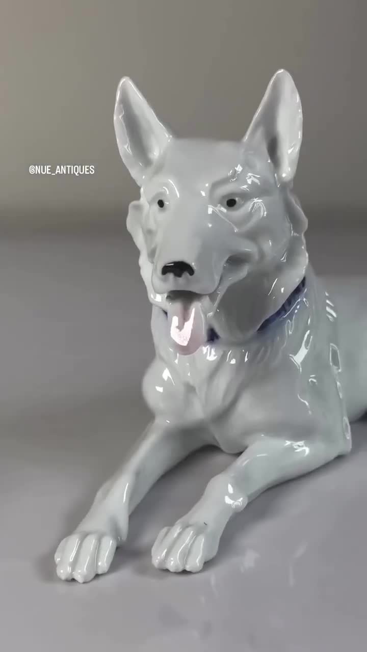 希少な深川製磁の犬の置物：アンティーク有田藍染彫刻 - Etsy 日本