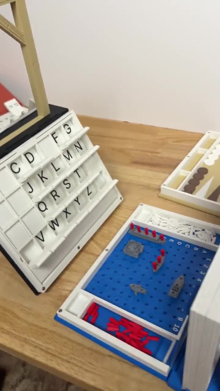 Réservez un jeu de société · Choisissez votre jeu · Backgammon d'échecs et de bataille navale du pendu avec rondelle Mancala et fermez la boîte · Jeu de bibliothèque · Coffret cadeau video poster