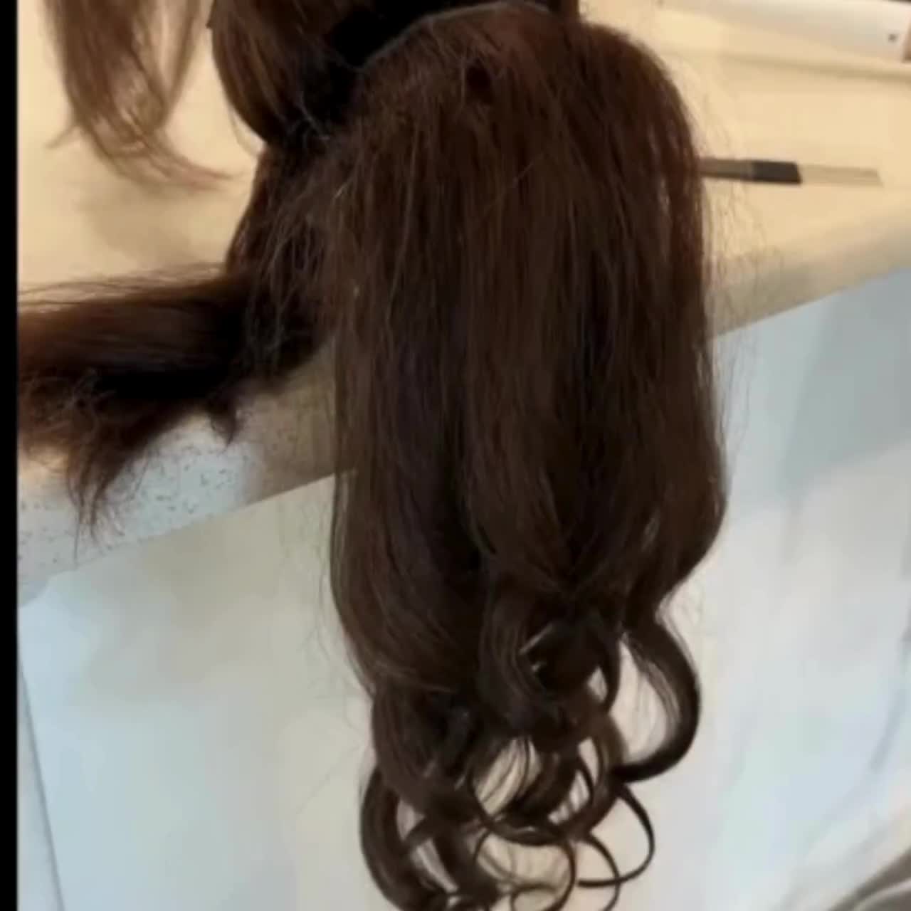 LilyLocks - Cola de caballo de cabello humano con rebote extra de 45 cm, para competición, para animadoras, volumen medio-alto, cabello de alto rendimiento - Puntas rizadas video poster