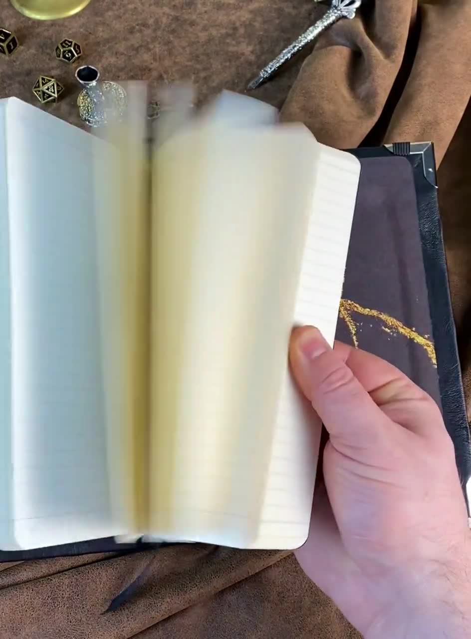 Diario de cuero negro hecho a mano con incrustaciones de azabache, grimorio de brujas, cuaderno de alquimia, libro de hechizos, libro de lo oculto. video poster