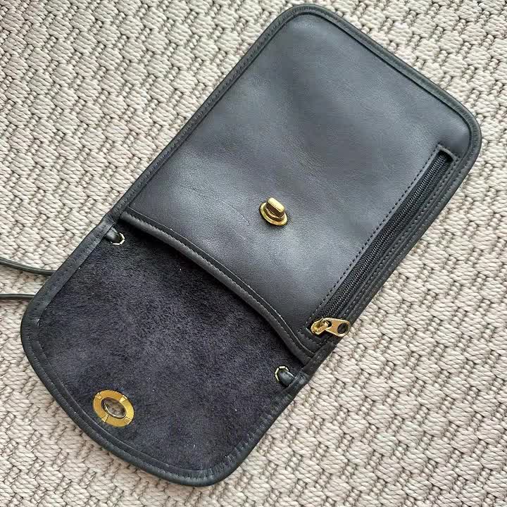 50 COACH コーチ　レザー　ボディーバッグ Vintage Coach Leather Passport Pouch: Black Hipster Bag, Style