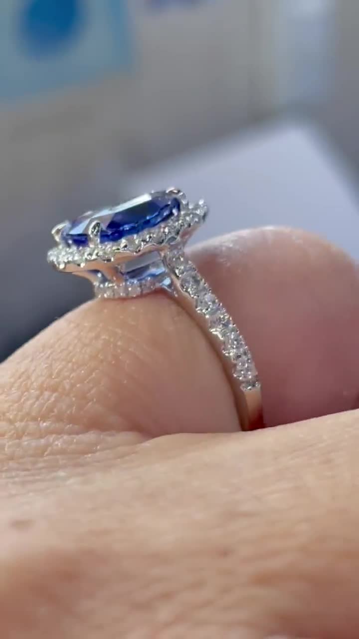 サファイアの婚約指輪、天然ペアシェイプサファイアとダイヤモンドの