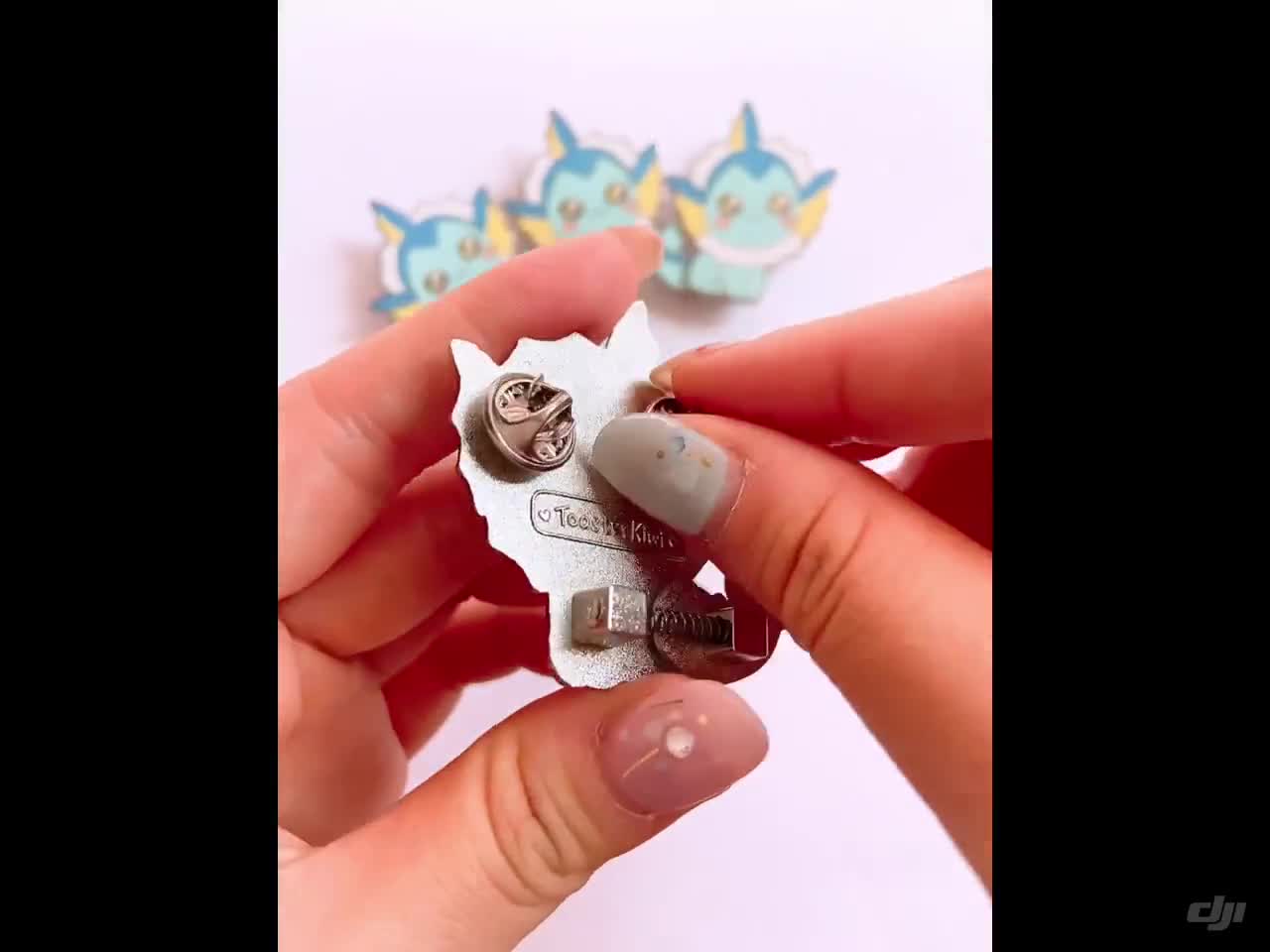 可動式フィジェットトイ シャワーズ ピンバッジ 2インチ (尻尾を振る