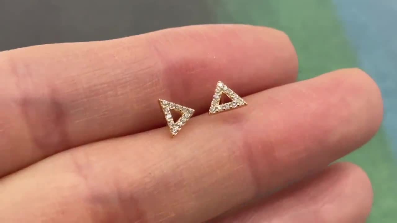 ピアス Numbering Inverted Triangle Earrings with Stone Chain5BNY042 Faceted Triangle Threaded Stud Earring | MARIA TASH