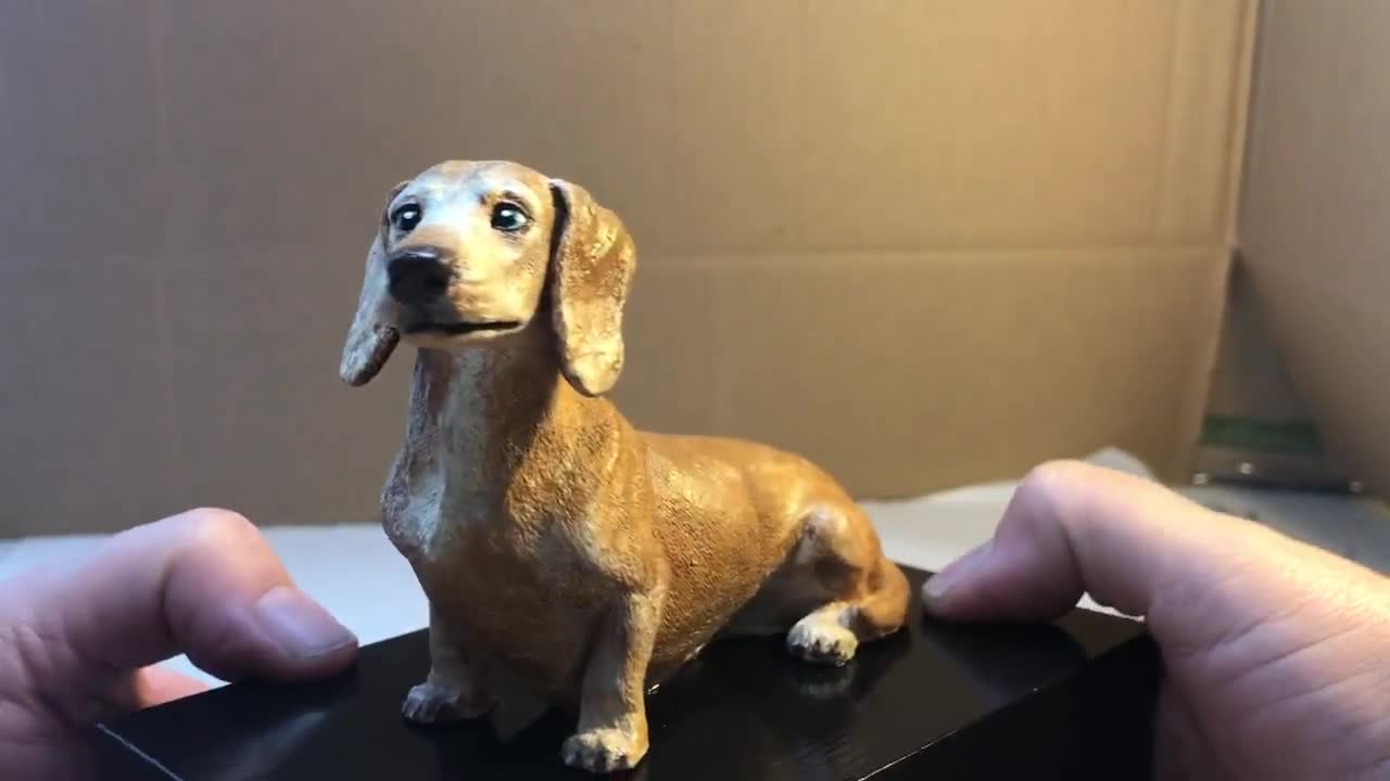 Urna funeraria personalizada hecha a mano con retrato de perro salchicha o teckel. Memorial de cremación para mascotas. Foto de su perro. video poster