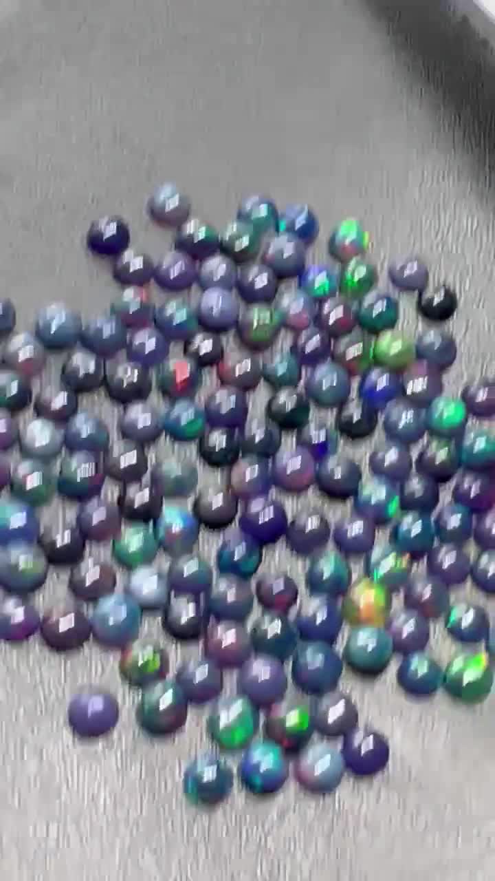 ブラックオパールカボション • 4 mm サイズ • 15 個パック • コード