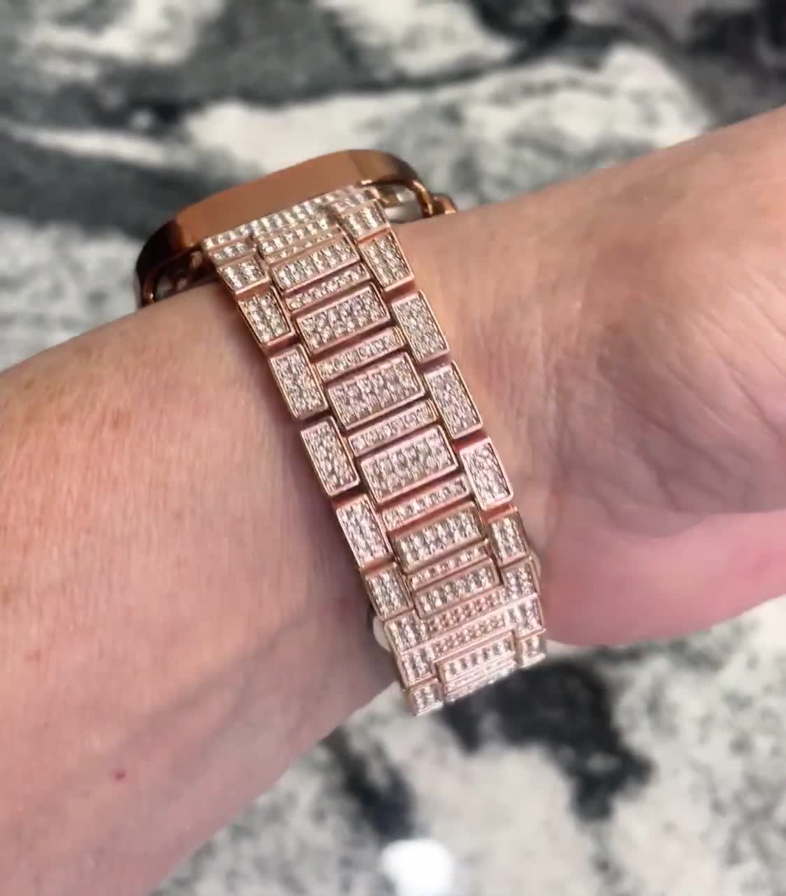 Correa para Apple Watch y/o caja de oro rosa de 14 quilates con bisel de doble fila de cristal de policarbonato GP, hecha con elementos Swarovski con protector de pantalla y cubierta para Apple Watch. video poster