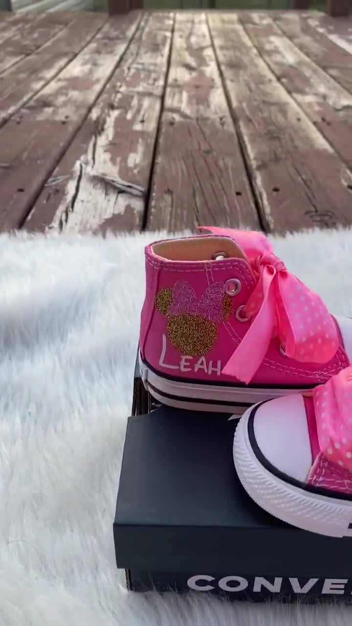 Zapatillas de Minnie Mouse, rosas y doradas para el primer cumpleaños video poster
